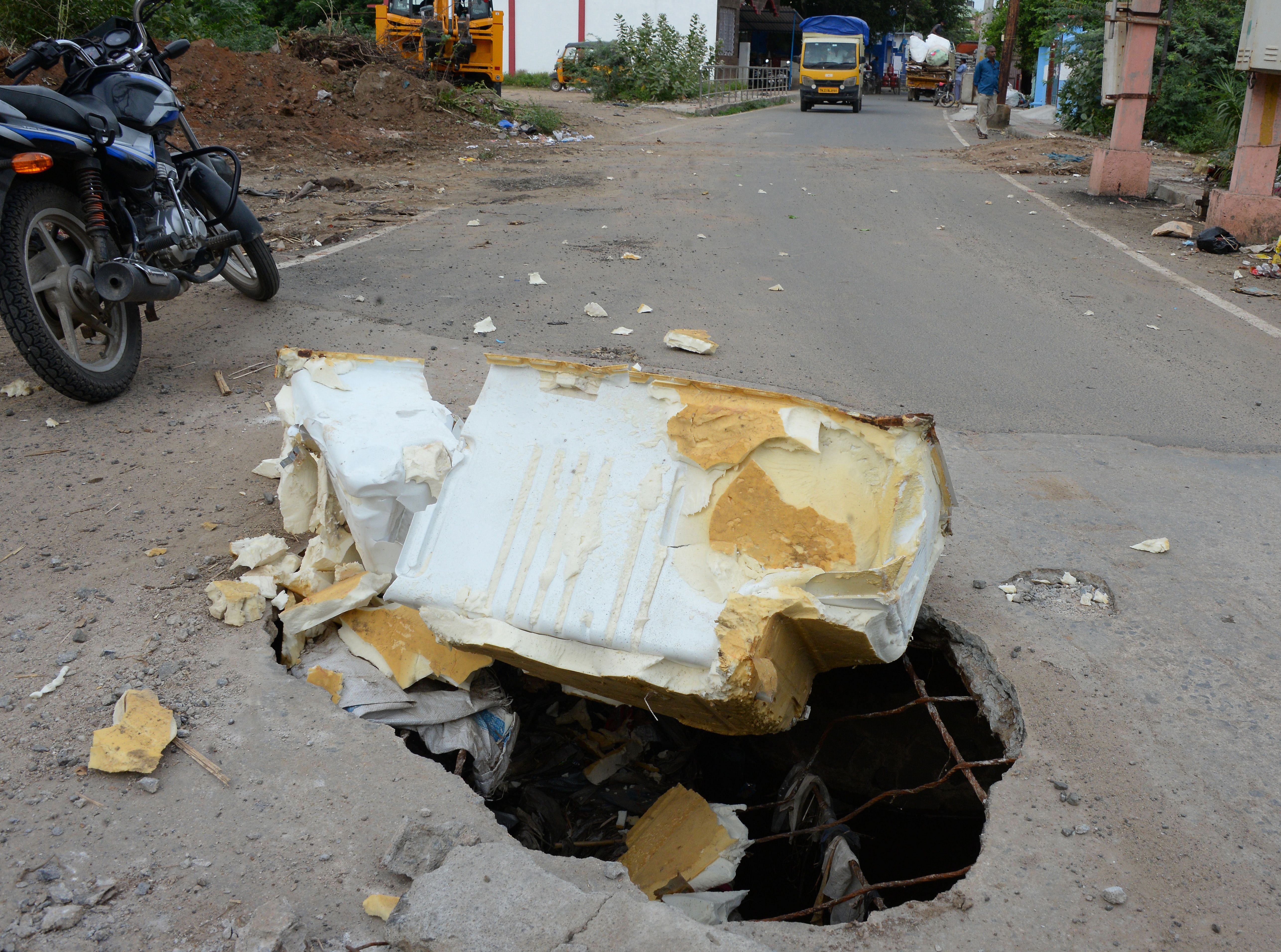 தெருவில் சிறுபாலத்தில் ஓட்டை