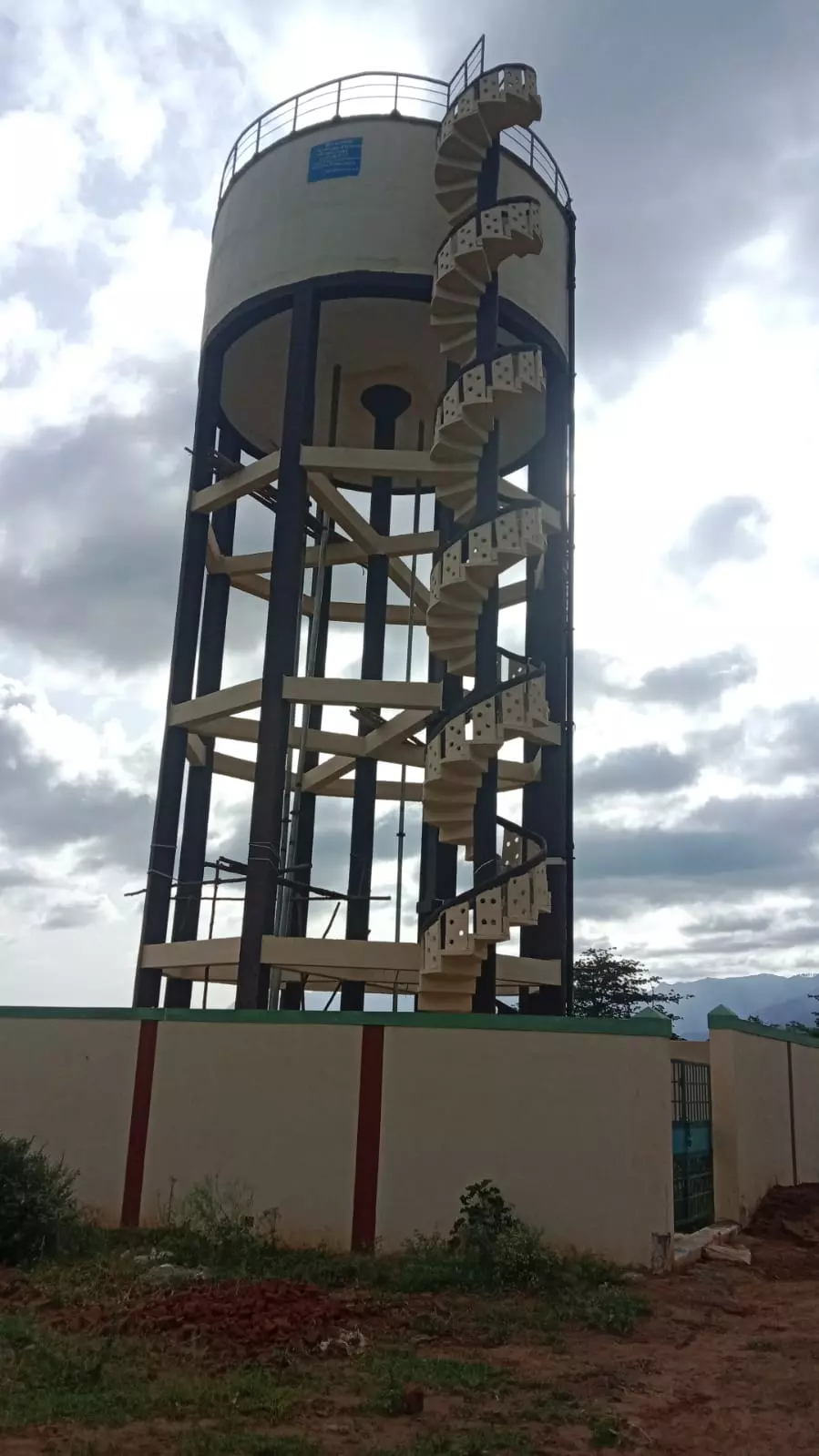 மேல்நிலை குடிநீர் தொட்டி அமைக்கும பணி பாதியில் நிறுத்தம் மேல்நிலை குடிநீர் தொட்டி அமைக்கும பணி பாதியில் நிறுத்தம்