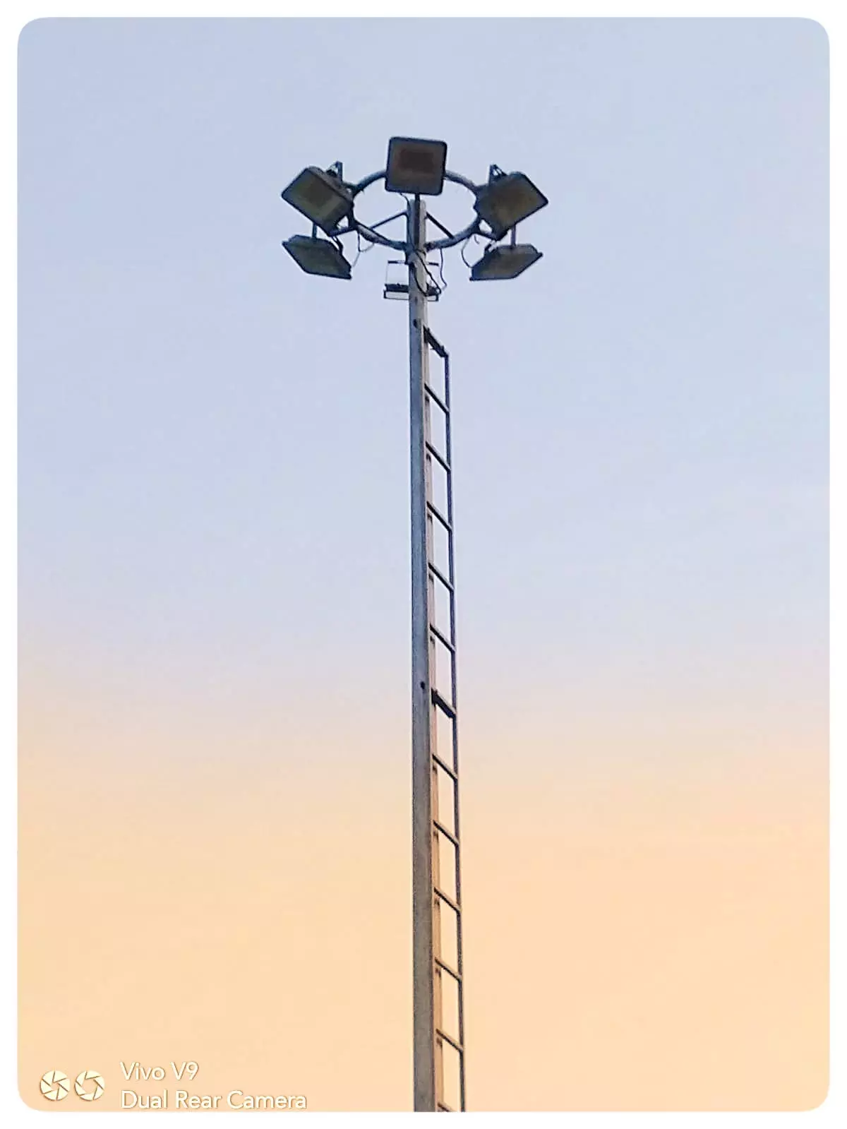 சரிசெய்யப்படாத உயர்கோபுர விளக்கு சரிசெய்யப்படாத உயர்கோபுர விளக்கு