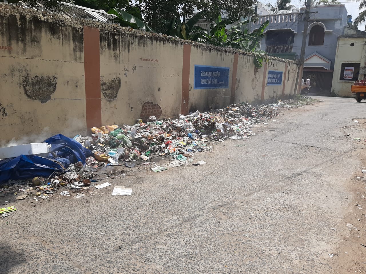 குப்பை கிடங்கான சாலை