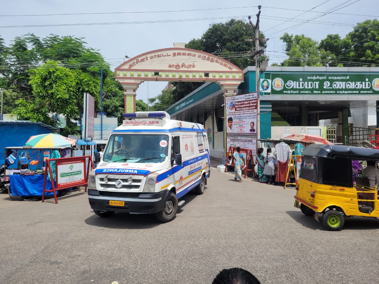 ஆக்கிரமிப்புகளால் போக்குவரத்து நெரிசல்