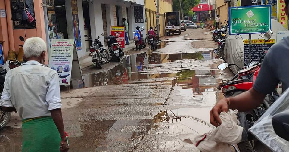 சாலையில் வடியும் கழிவுநீர்