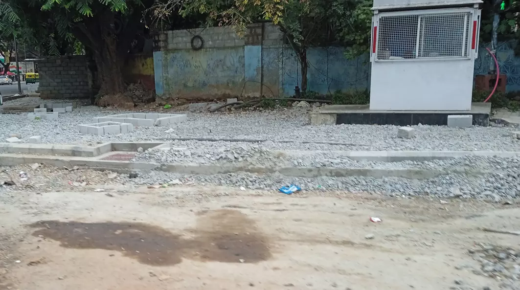 நடைபாதையின் அவல நிலை