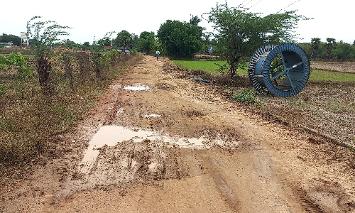 குண்டும், குழியுமான சாலை