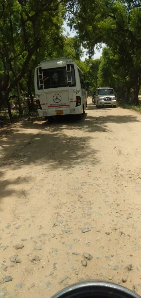 குண்டும், குழியுமான சாலை