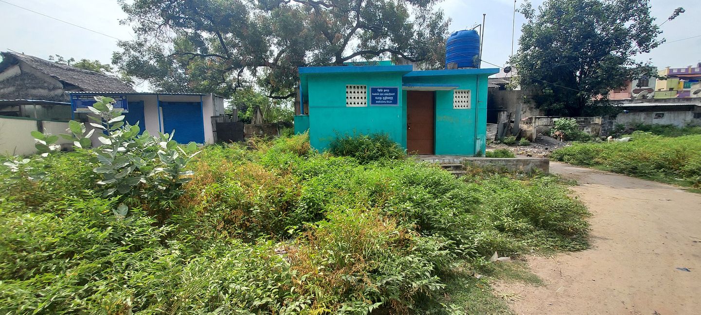 மூடியே கிடக்கும் கழிவறை