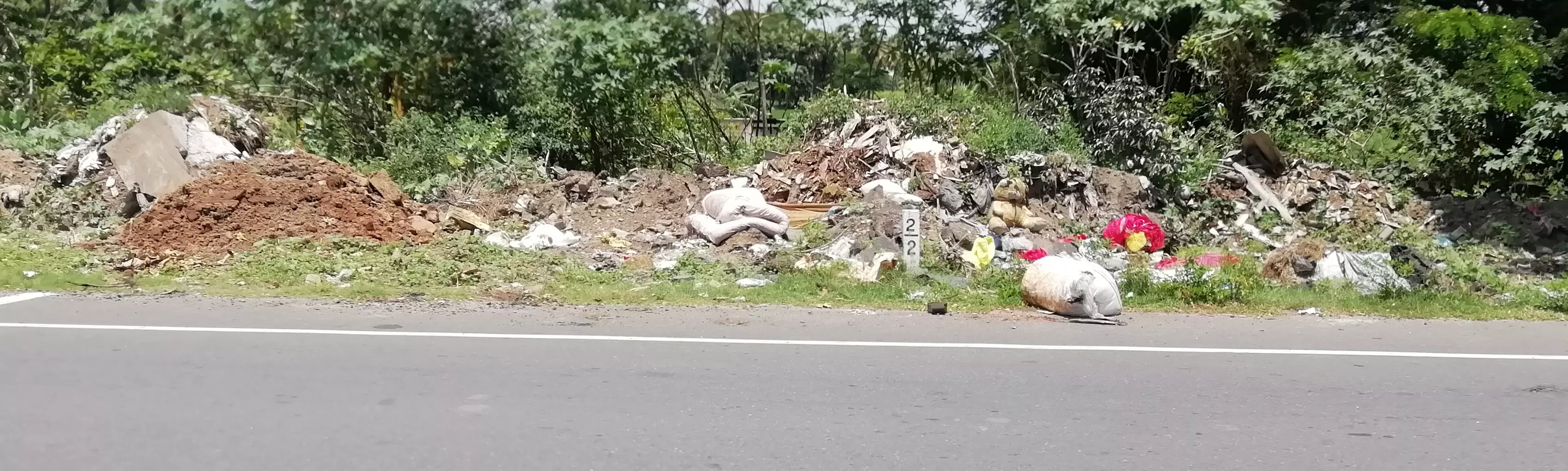 தேங்கி கிடக்கும் குப்பை தேங்கி கிடக்கும் குப்பை