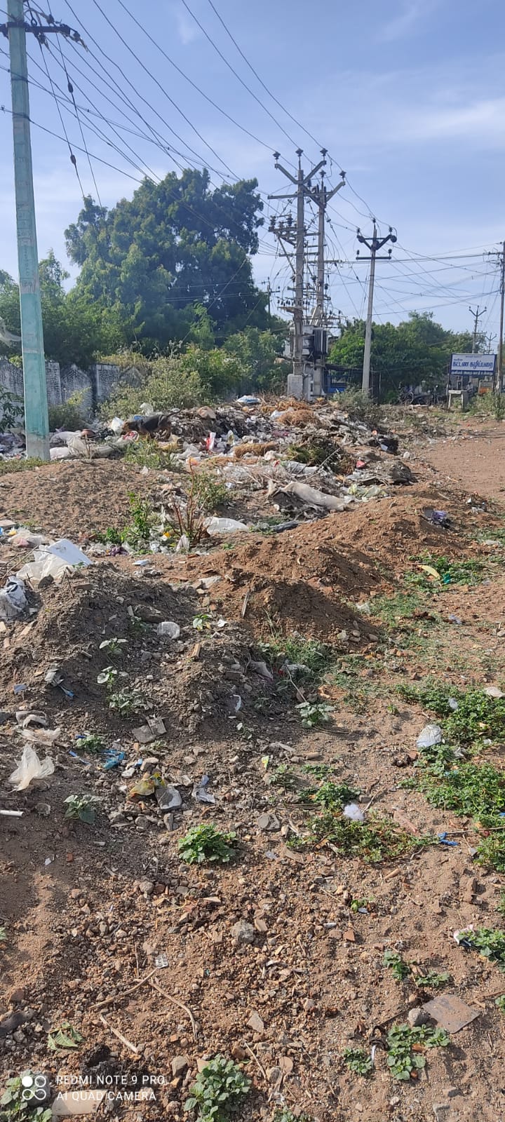 குவிந்து கிடக்கும் குப்பை குவிந்து கிடக்கும் குப்பை