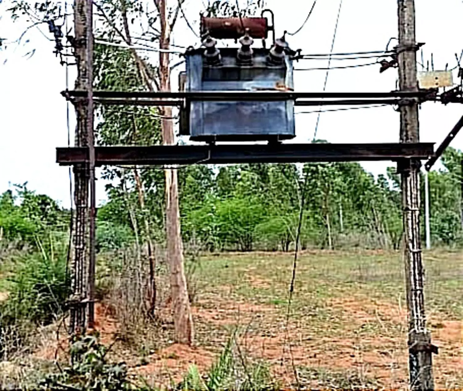 ஆபத்தான நிலையில் டிரான்ஸ்பார்மர் கம்பம்