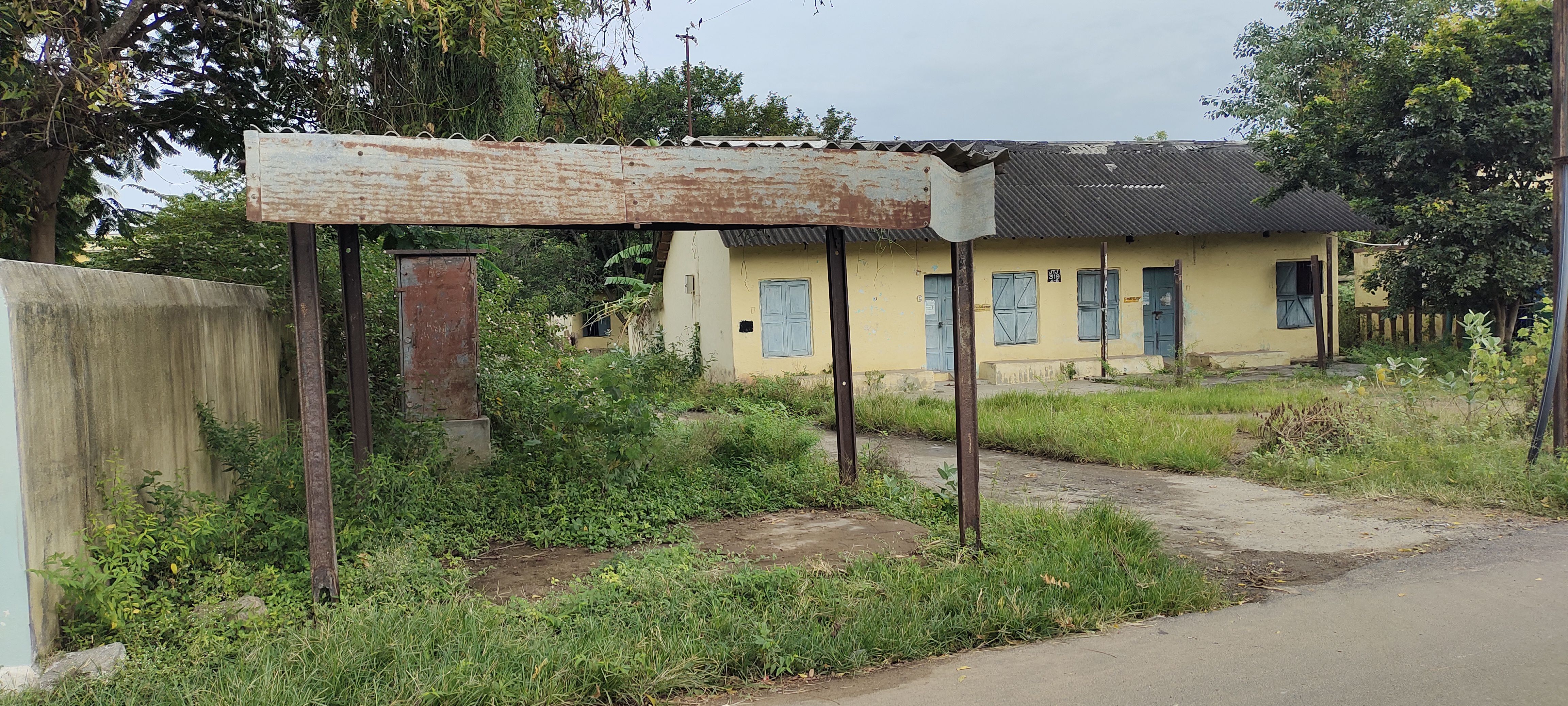 செடி, கொடிகள் வளர்ந்த பயணிகள் நிழற்குடை செடி, கொடிகள் வளர்ந்த பயணிகள் நிழற்குடை