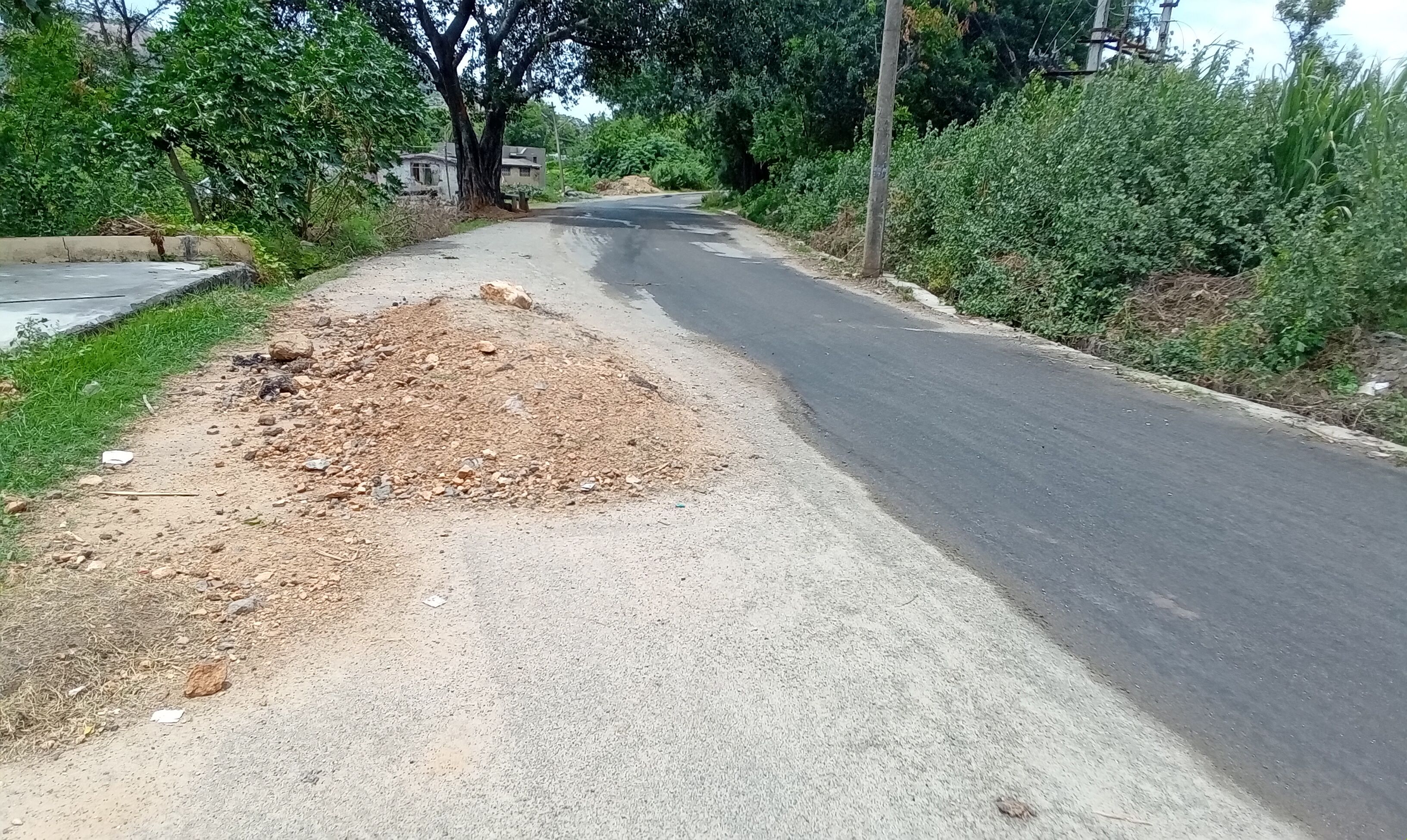 சாலையோர மண் குவியலால் ஆபத்து