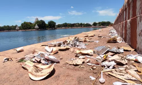 குப்பைத்தொட்டி அமைக்க வேண்டும்