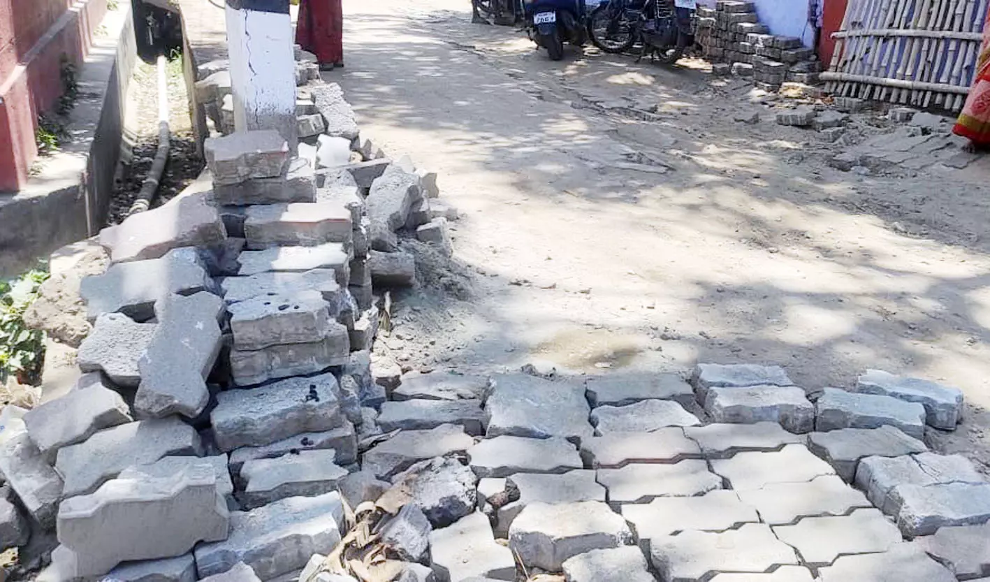 குண்டும்-குழியுமான சாலை குண்டும்-குழியுமான சாலை