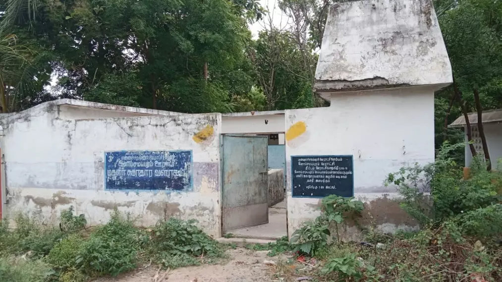 புதர்மண்டி கிடக்கும் கழிப்பறை கட்டிடம் புதர்மண்டி கிடக்கும் கழிப்பறை கட்டிடம்