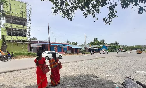 பயணிகள் நிழற்கூடம் அமைத்துத்தர வேண்டும்