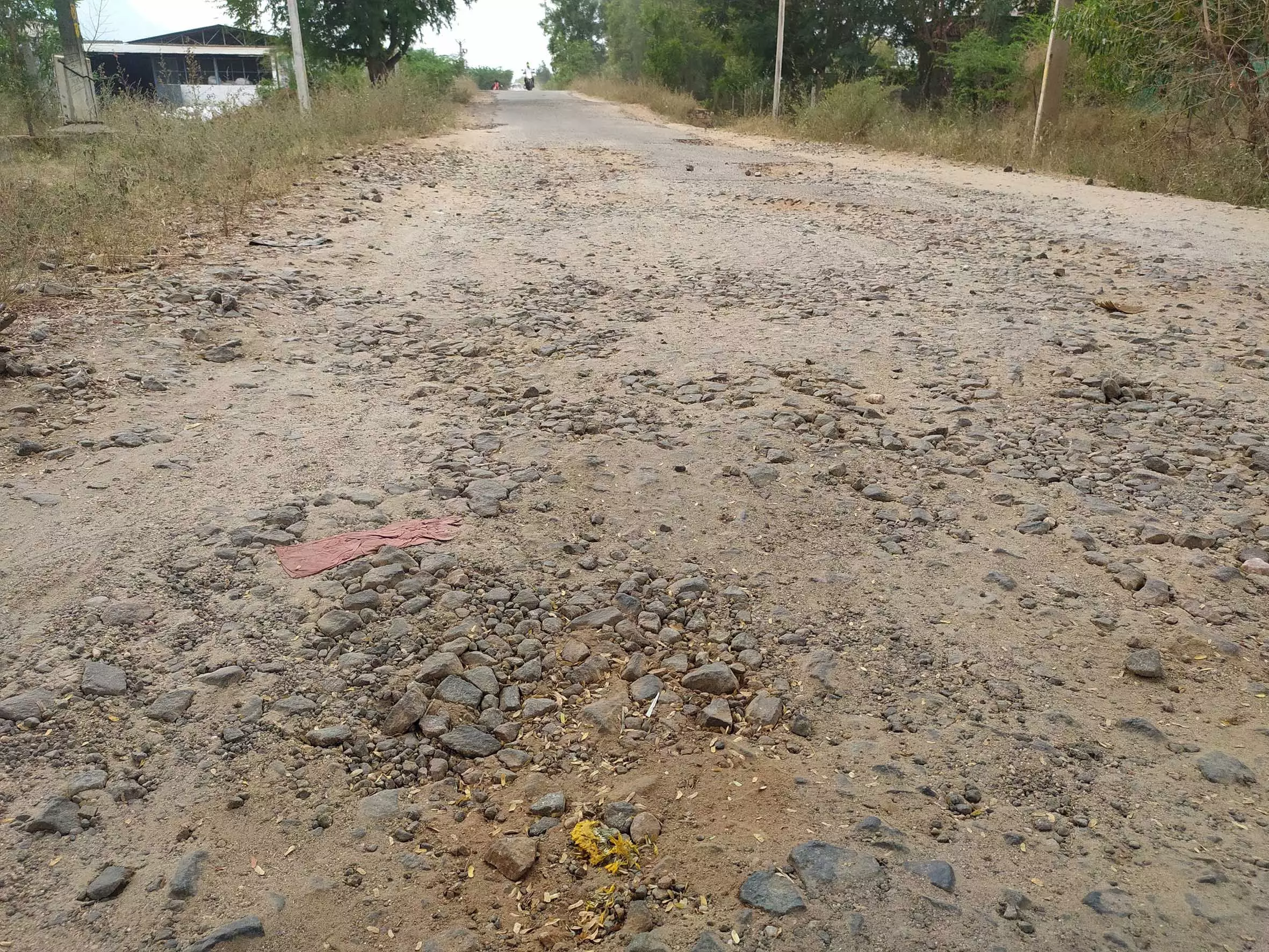 மண்ரோடாக மாறிய தார்சாலை