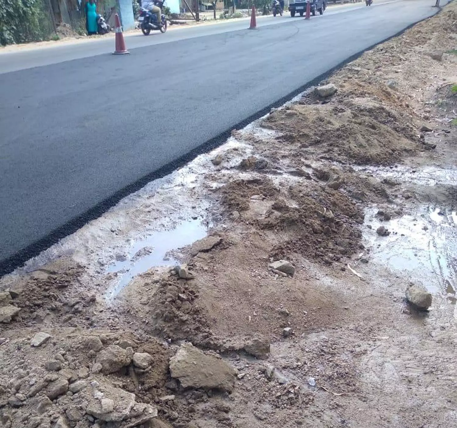 வீணாக வெளியேறும் குடிநீர் வீணாக வெளியேறும் குடிநீர்