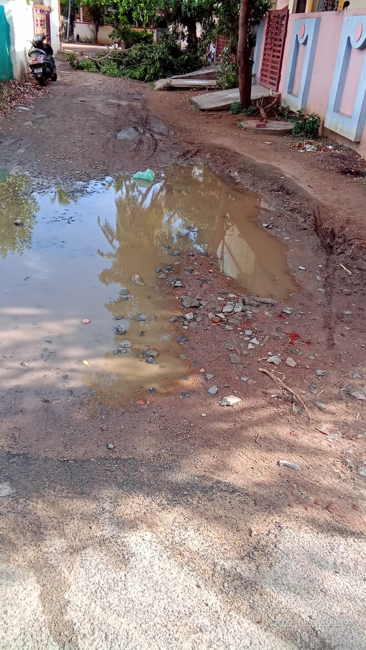 பள்ளத்தில் தேங்கும் மழைநீர்