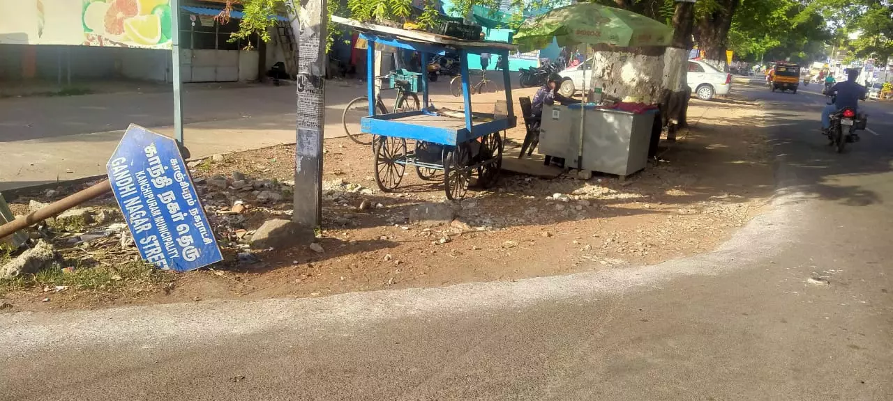 சாய்ந்த நிலையில் பெயர்பலகை