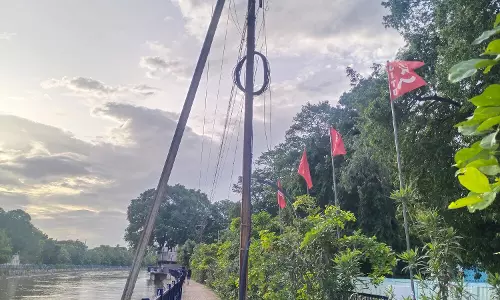 நடைபாதையில் இடையூறாக உள்ள மின்கம்பம் நடைபாதையில் இடையூறாக உள்ள மின்கம்பம்