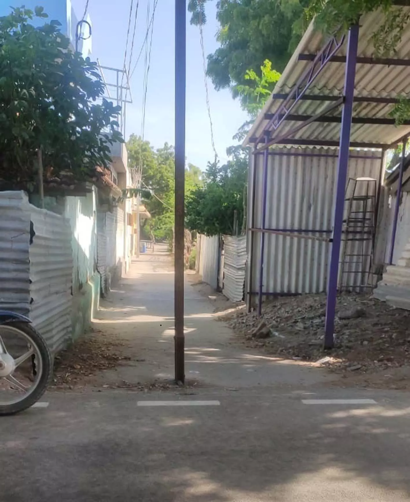 சாலையின் நடுவே மின்கம்பம் சாலையின் நடுவே மின்கம்பம்