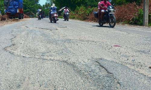 சேதமடைந்த சாலை