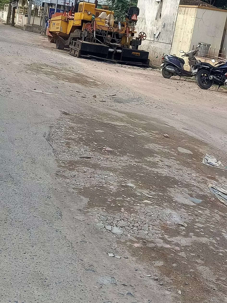 குண்டும், குழியுமான சாலை