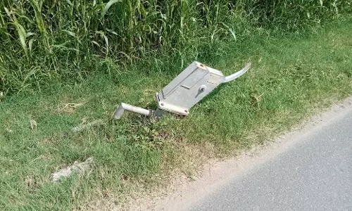 மண்ணில் புதைந்த அடிகுழாய்