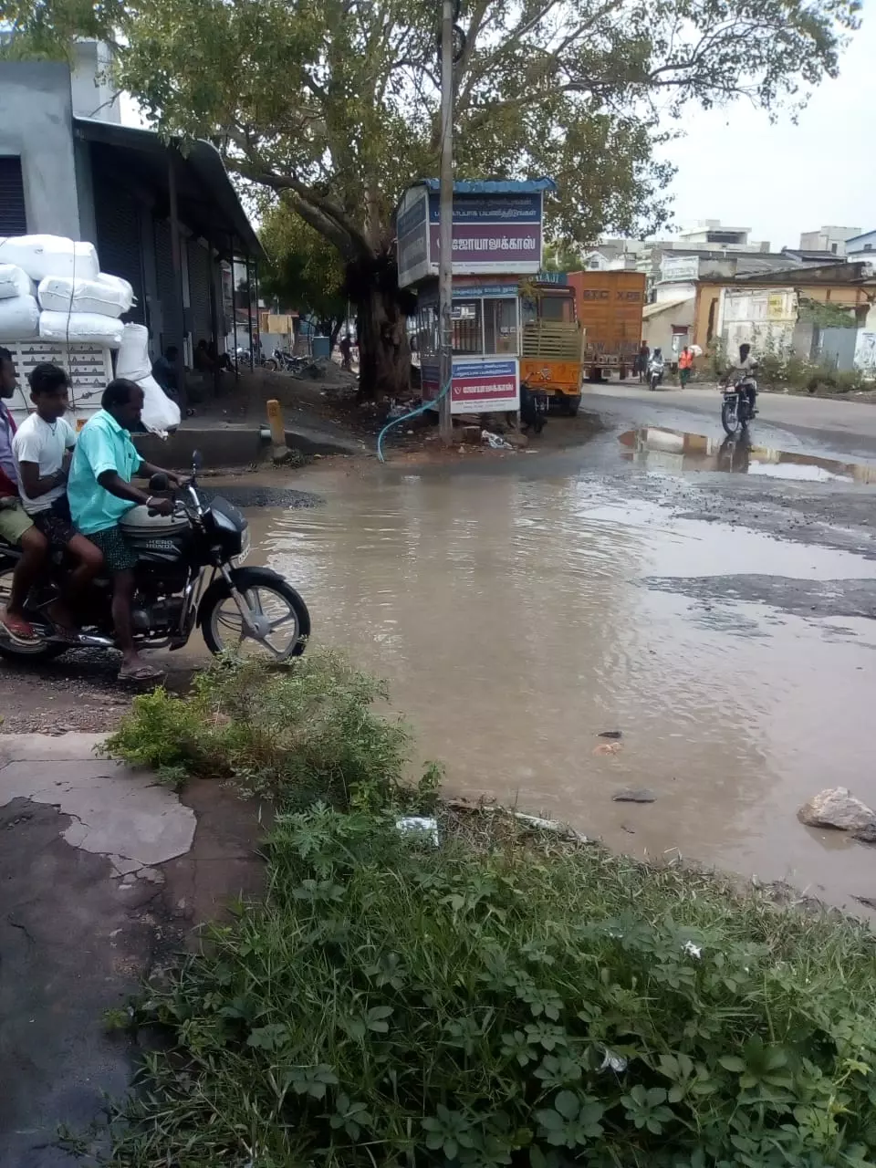 குளம்போல் தேங்கும் மழைநீர்