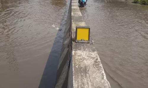 தேங்கி நிற்கும் மழை நீர் தேங்கி நிற்கும் மழை நீர்