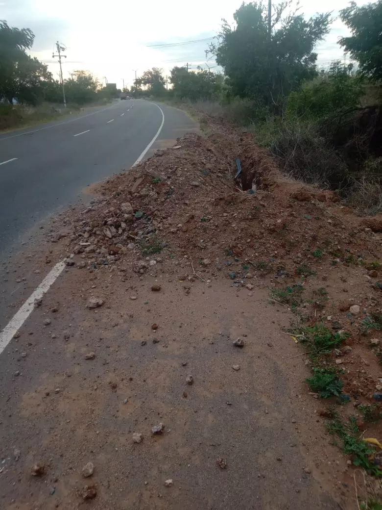 சாலை ஓரங்களில் தோண்டப்பட்டிருக்கும் குழி மூடப்படுமா? சாலை ஓரங்களில் தோண்டப்பட்டிருக்கும் குழி மூடப்படுமா?