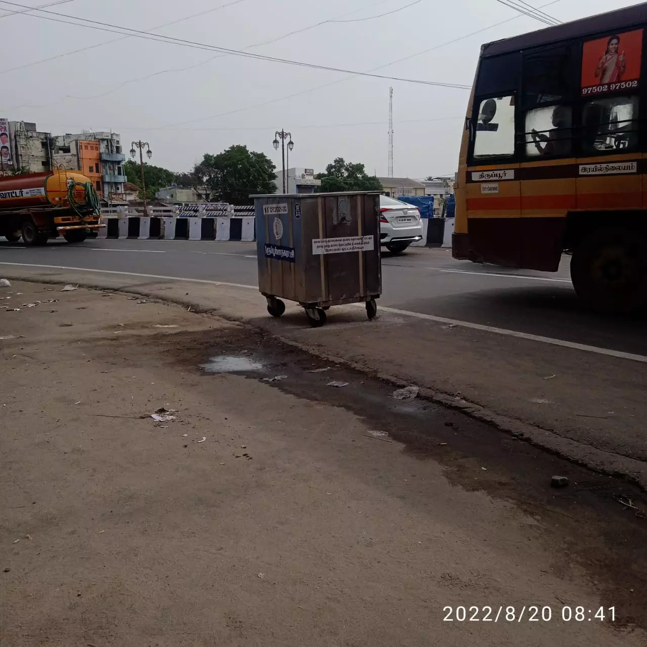 போக்குவரத்துக்கு இடையூறாக குப்பை தொட்டி போக்குவரத்துக்கு இடையூறாக குப்பை தொட்டி