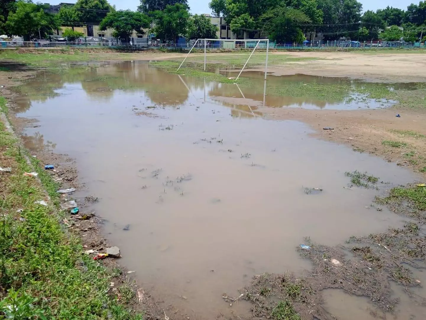 ைமதானத்தில் ேதங்கிய மழைநீர்