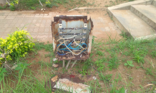 திறந்த நிலையில் மின்இணைப்பு பெட்டி