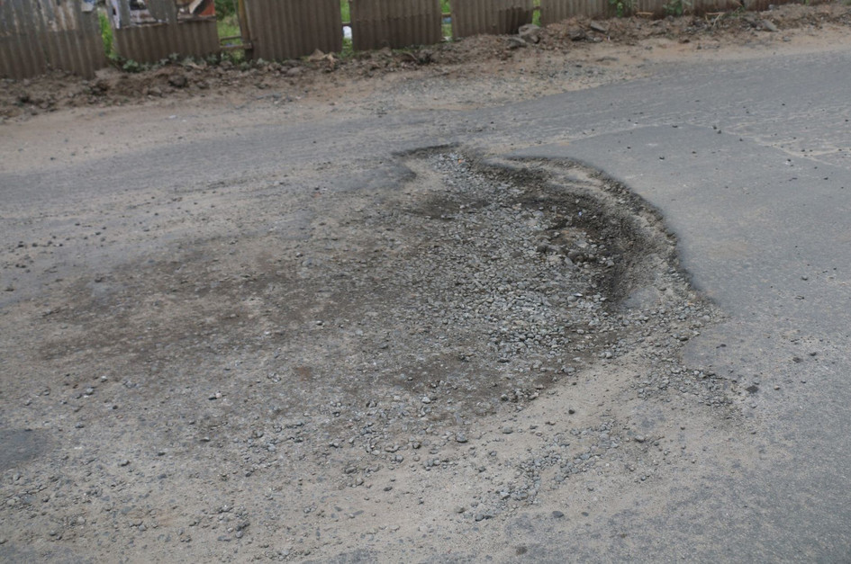 ரோட்டில் ஆபத்தான பள்ளம் ரோட்டில் ஆபத்தான பள்ளம்