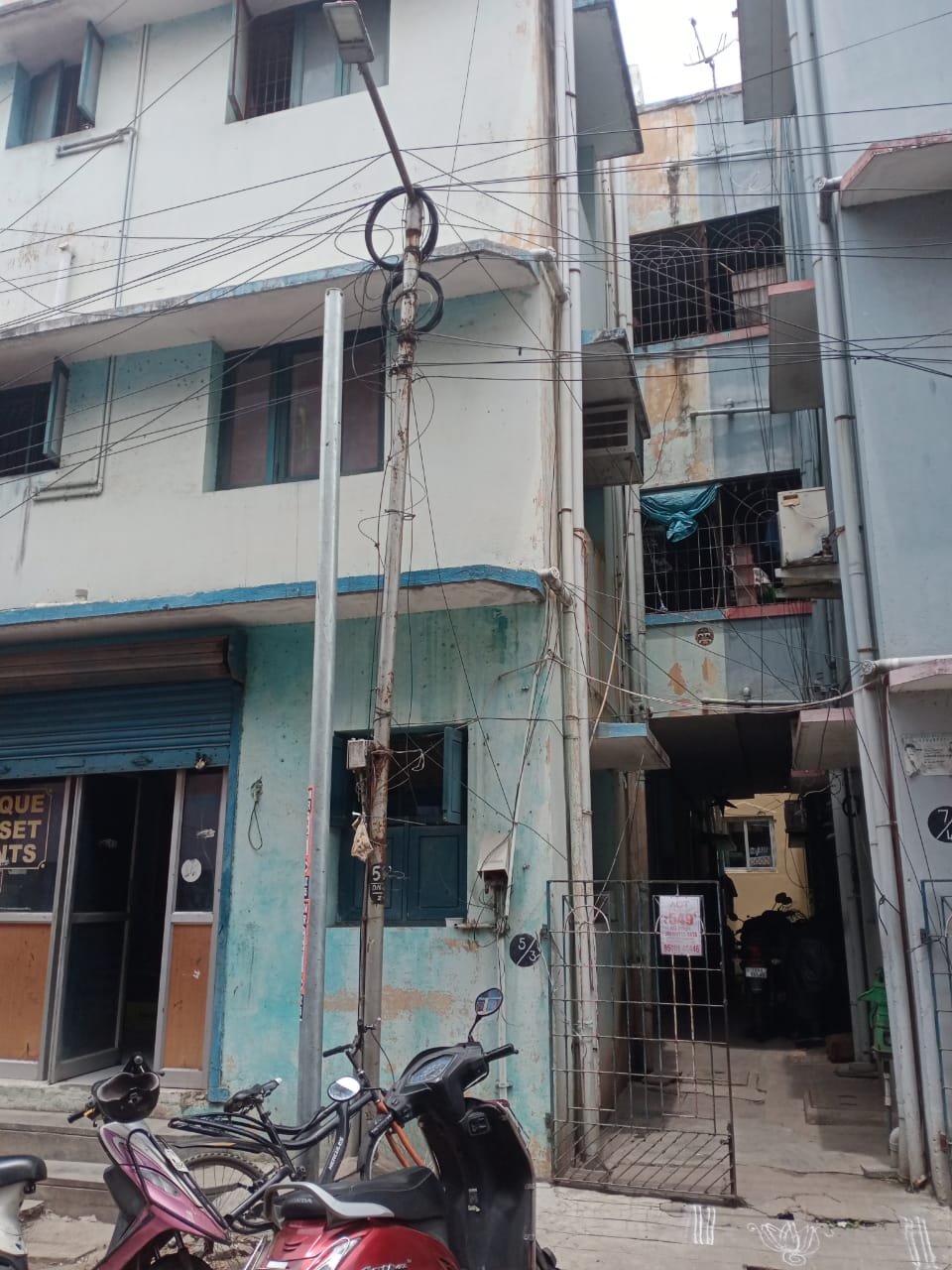 துரு பிடித்த மின்கம்பம்