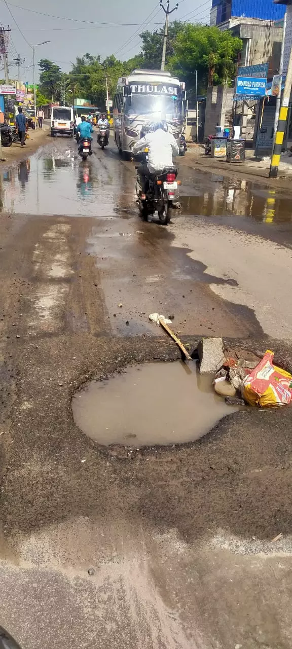 சாலையா? கழிவுநீர் செல்லும் பாதையா?