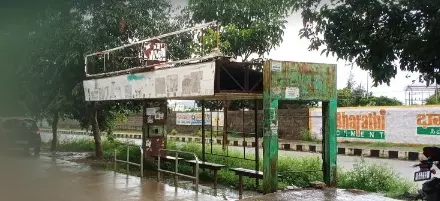 பாழடைந்த பயணிகள் நிழற்குடை