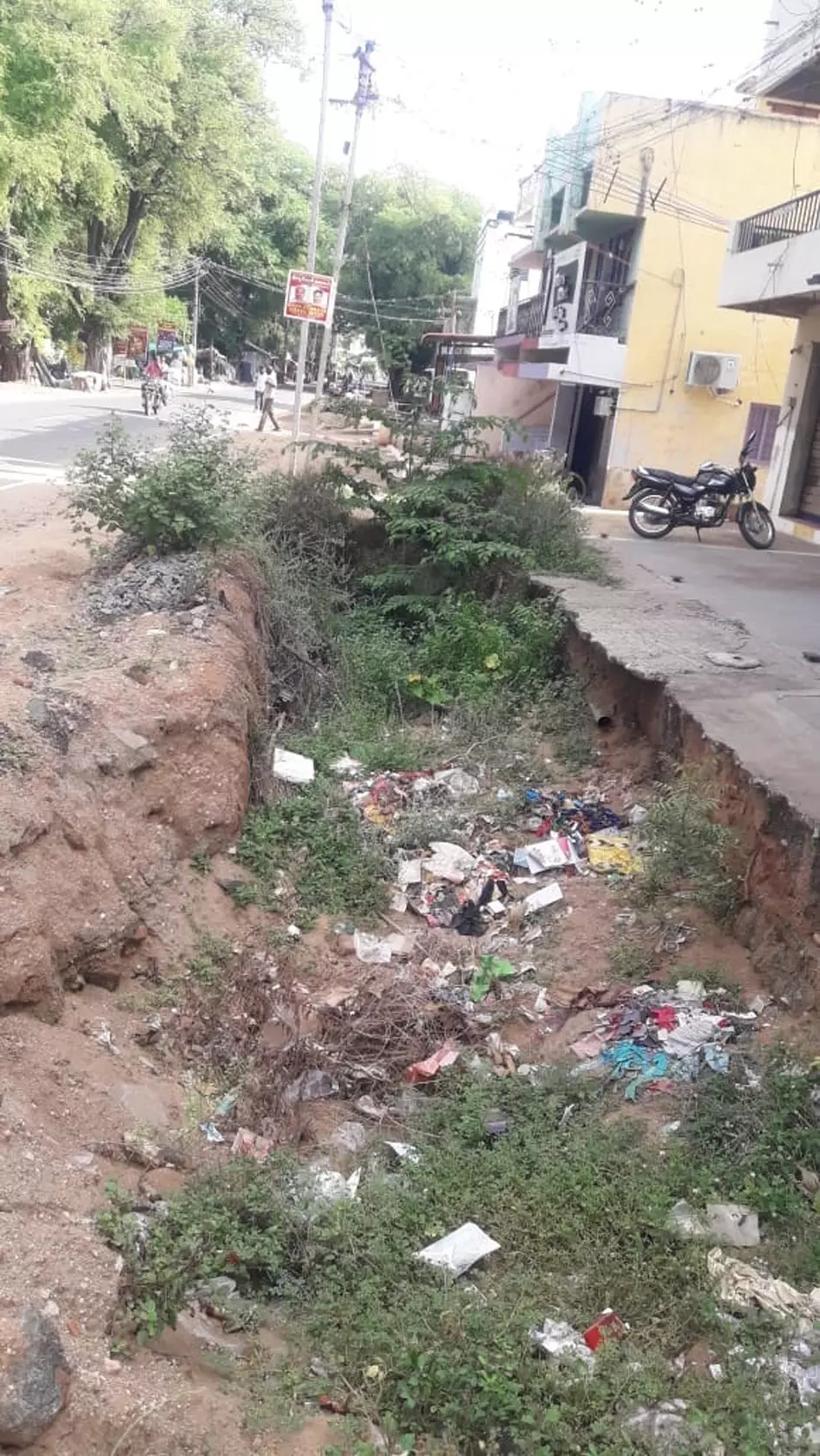 பாதியில் நிற்கும் கழிவுநீா் கால்வாய் பணி