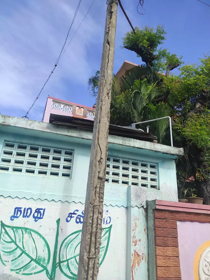 உயிர்பலி வாங்க காத்திருக்கும் மின்கம்பம் உயிர்பலி வாங்க காத்திருக்கும் மின்கம்பம்