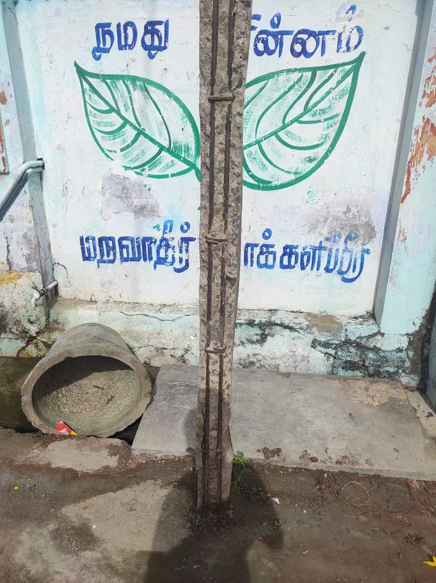 உயிர்பலி வாங்க காத்திருக்கும் மின்கம்பம் உயிர்பலி வாங்க காத்திருக்கும் மின்கம்பம்