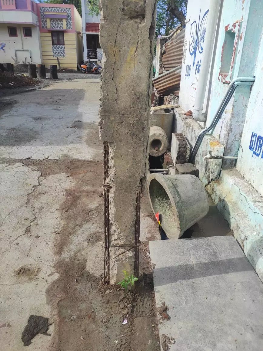 உயிர்பலி வாங்க காத்திருக்கும் மின்கம்பம் உயிர்பலி வாங்க காத்திருக்கும் மின்கம்பம்