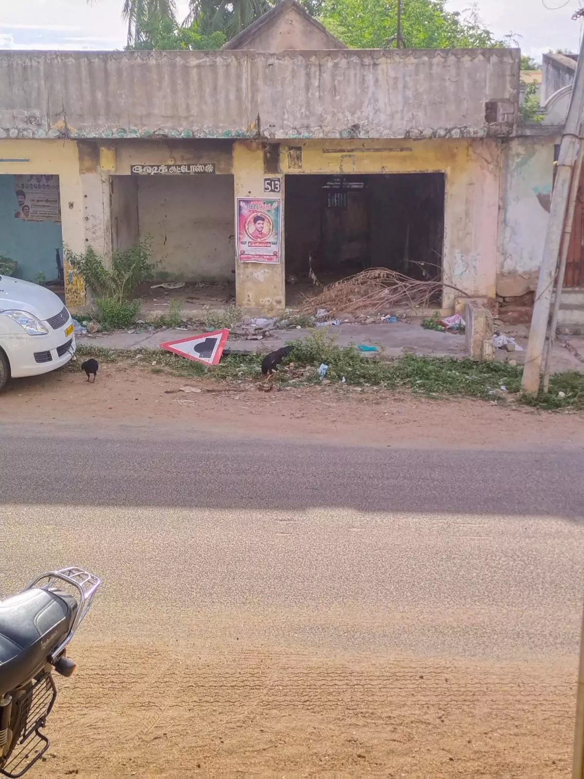 கீழே கிடக்கும் அறிவிப்பு பலகை கீழே கிடக்கும் அறிவிப்பு பலகை