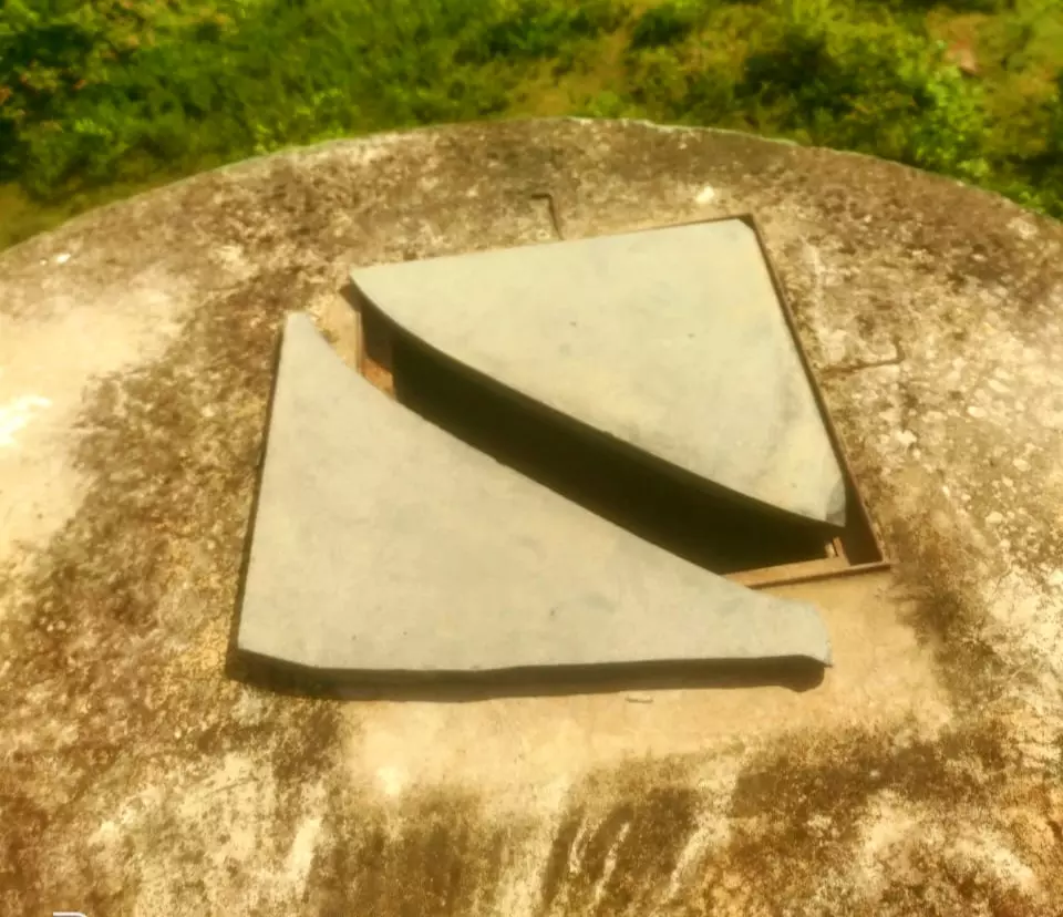 உடைந்த நீர்தேக்கதொட்டியின் மூடி உடைந்த நீர்தேக்கதொட்டியின் மூடி