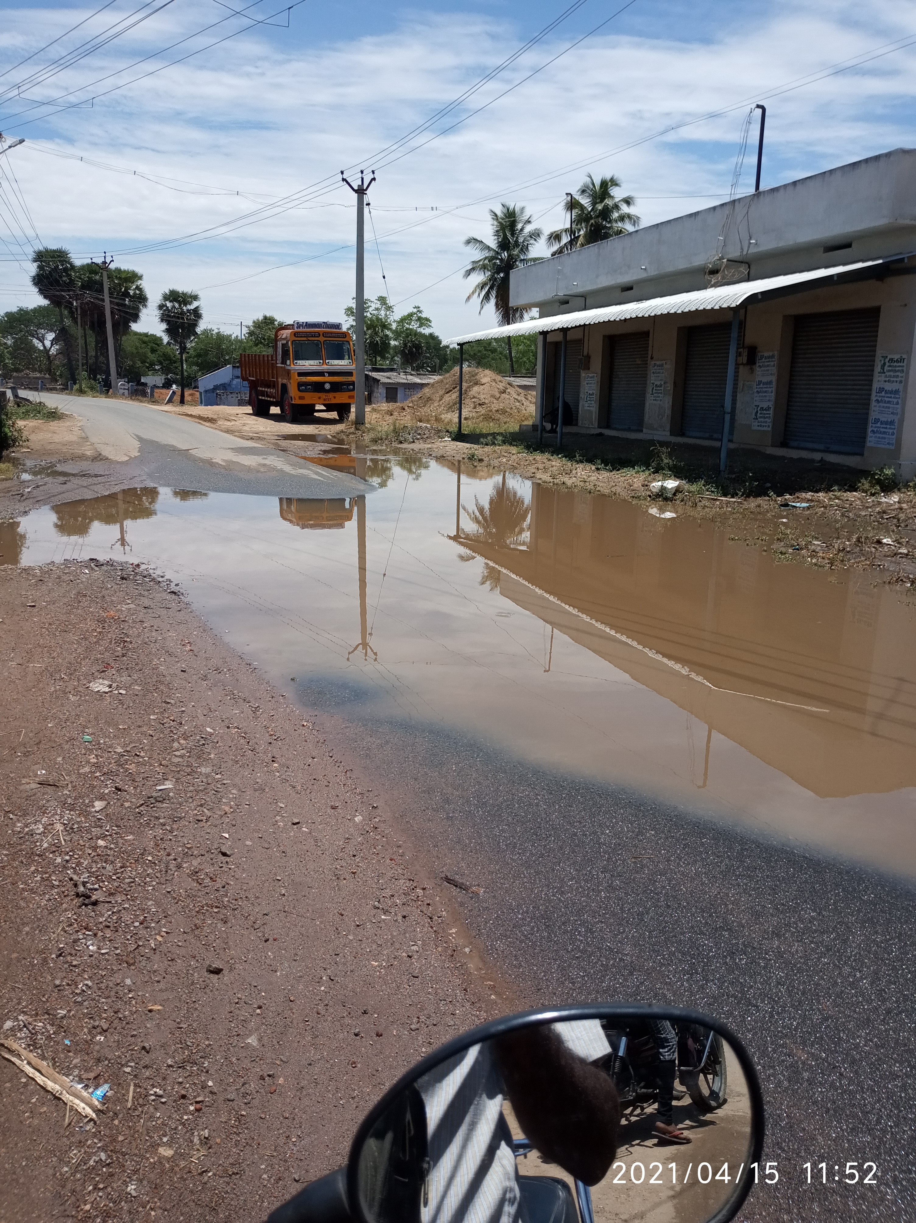 தேங்கி நிற்கும் மழைநீர்