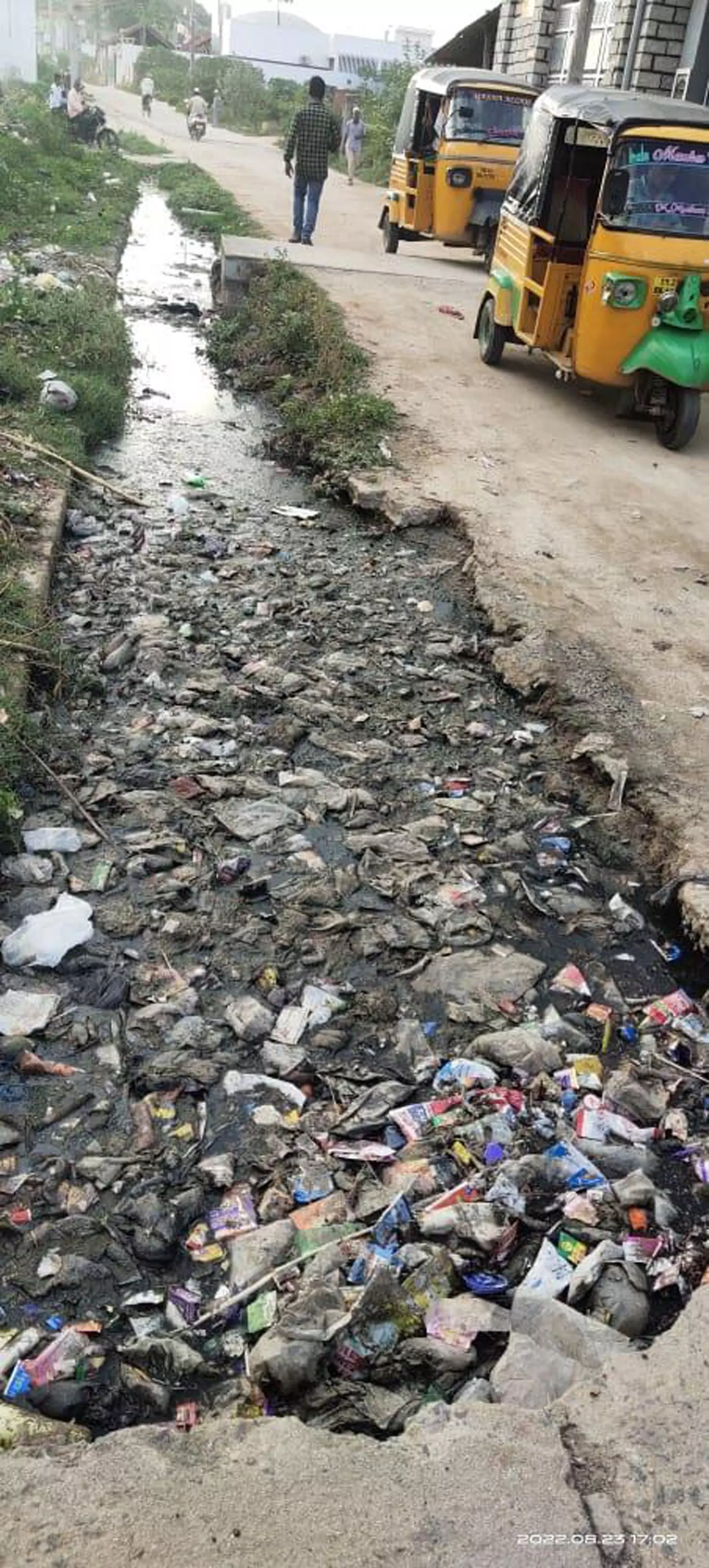 கால்வாயை தூர்வாரி சீரமைக்கப்படுமா? கால்வாயை தூர்வாரி சீரமைக்கப்படுமா?