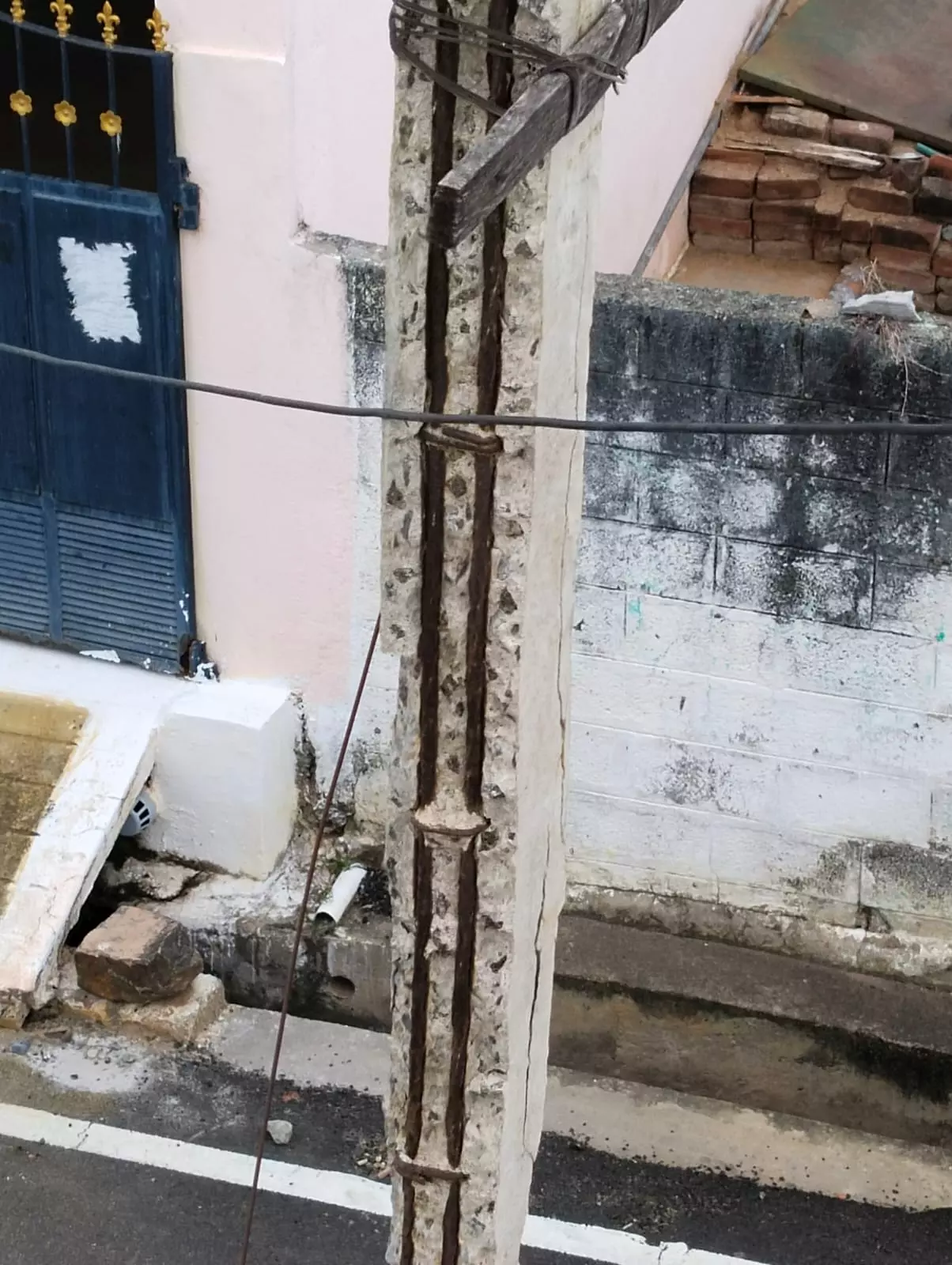 ஆபத்தான மின்கம்பம்