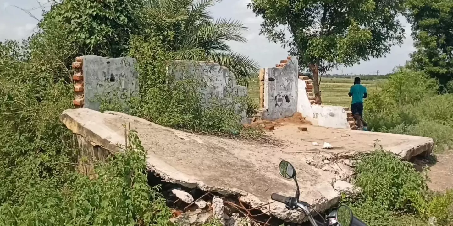 இடிந்து கிடக்கும் பயணிகள் நிழற்கூடம்