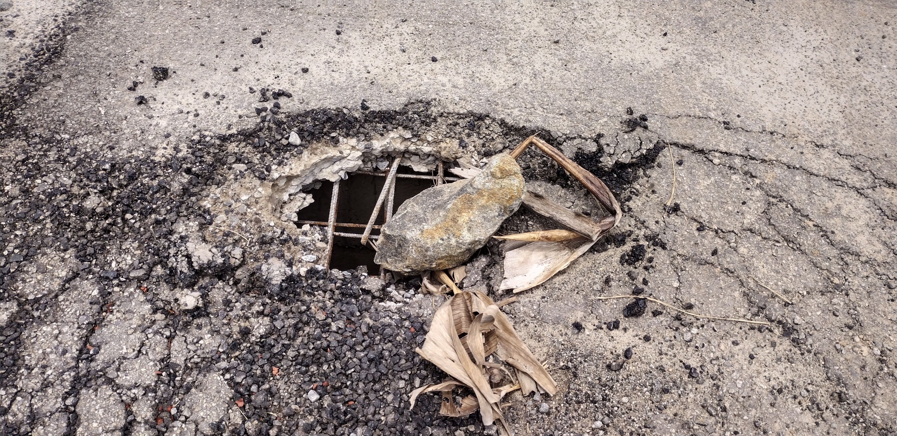 பாலத்தின் நடுவே மெகா பள்ளம் பாலத்தின் நடுவே மெகா பள்ளம்