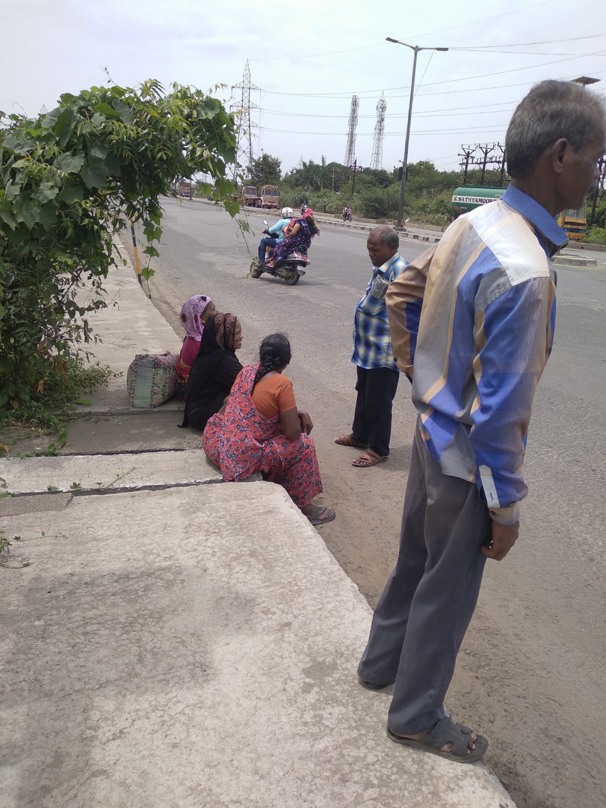 வெயிலில் காயும் பயணிகள்